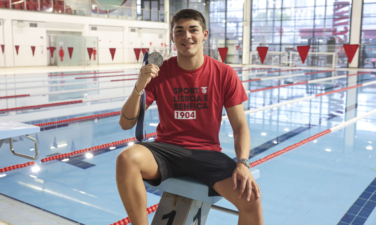 Diogo Ribeiro ergue a medalha de prata conquistada no Mundial