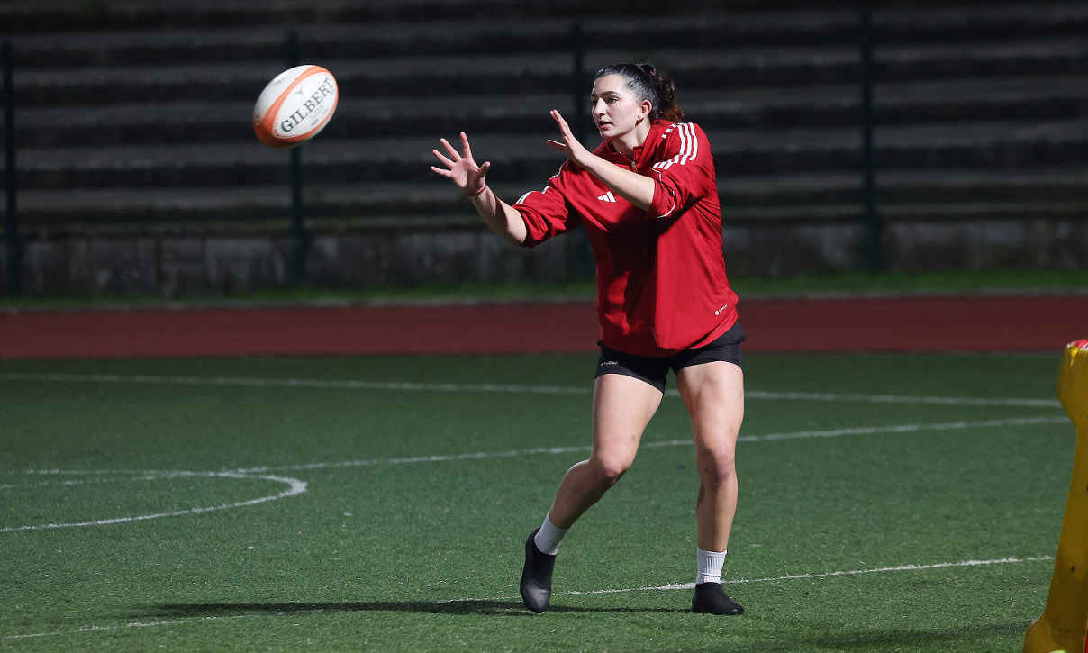 Jogadora de Rugby do Sport Lisboa e Benfica a receber a bola