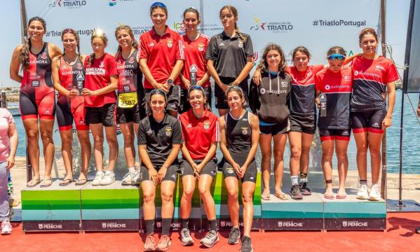 As atletas do Benfica no 1.&#186; lugar do p&#243;dio