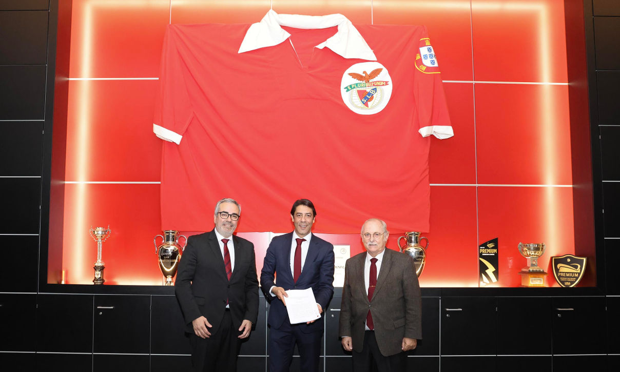Escritura notarial de alteração dos Estatutos do Benfica outorgada