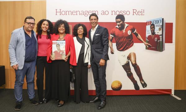 Presidente Rui Costa com o autor Jo&#227;o Malheiro e familiares de Eus&#233;bio