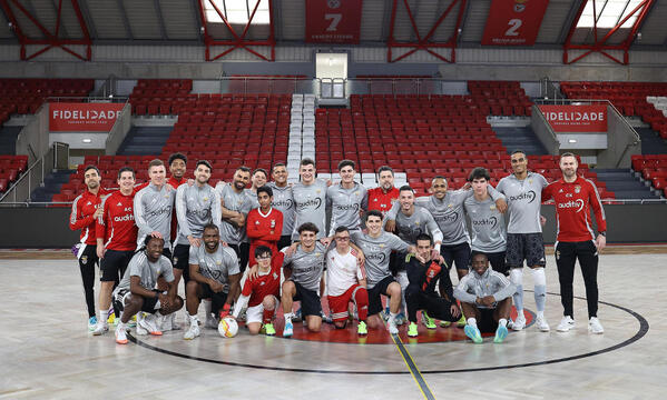 Equipa masculina de futsal com os quatros jovens do projeto de Futebol Adaptado da Funda&#231;&#227;o Benfica