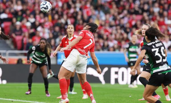 Cristina Prieto cabeceia para o golo do Benfica