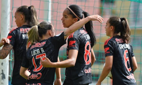 L'équipe de Benfica fête le but de Laís Araújo