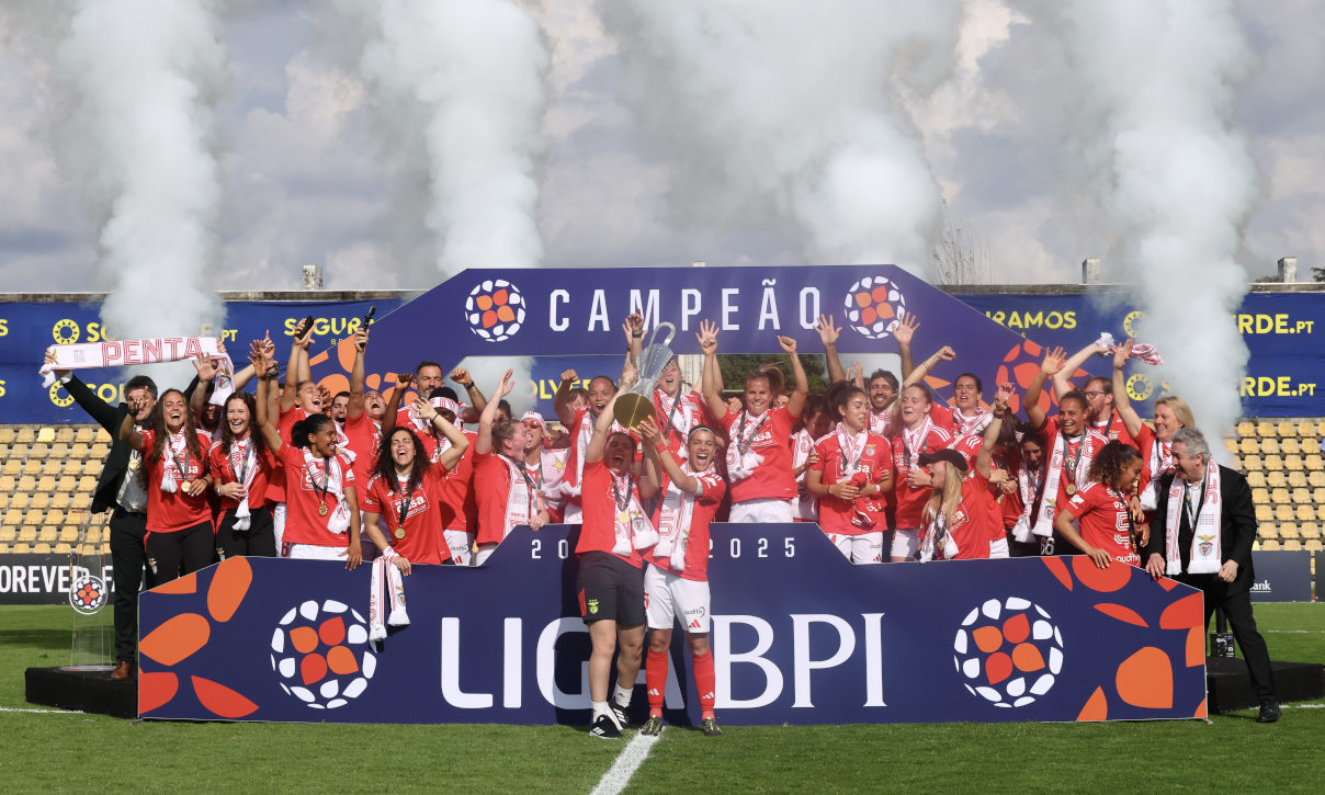 Equipa do Benfica com a Taça