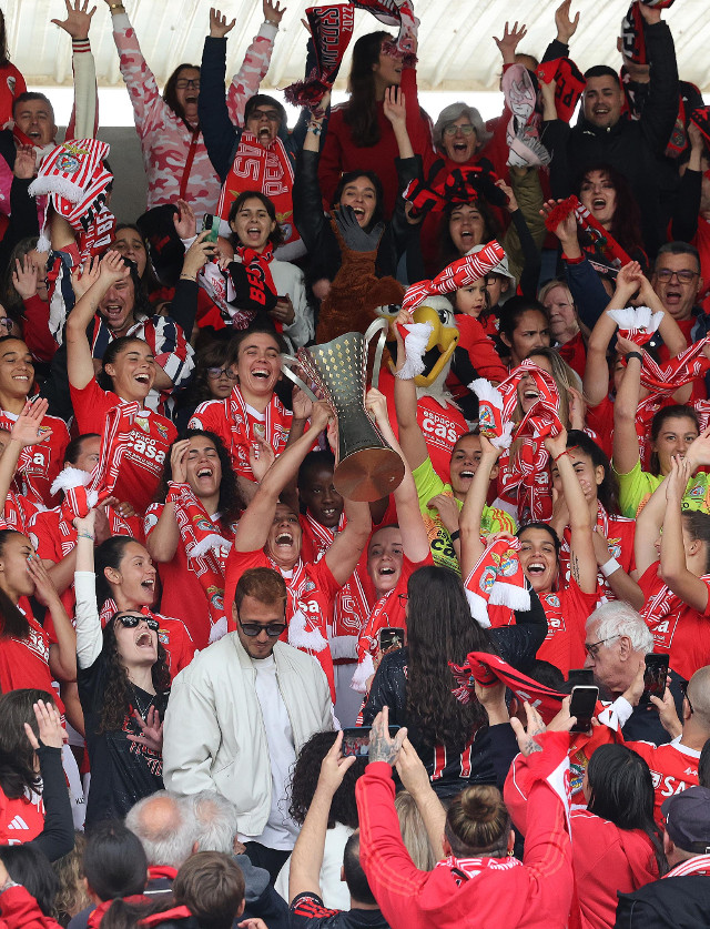 Festa de consagra&#231;&#227;o do pentacampeonato levou o trof&#233;u &#224; bancada do Campo n.&#186; 1 do Benfica Campus