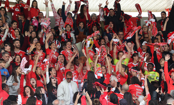 Festa de consagra&#231;&#227;o do pentacampeonato levou o trof&#233;u &#224; bancada do Campo n.&#186; 1 do Benfica Campus