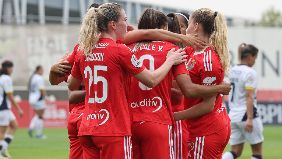 Equipa do Benfica festeja um golo