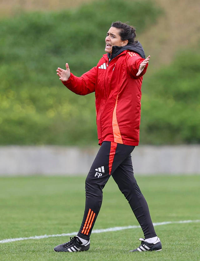 Filipa Pat&#227;o na orienta&#231;&#227;o do treino no Benfica Campus