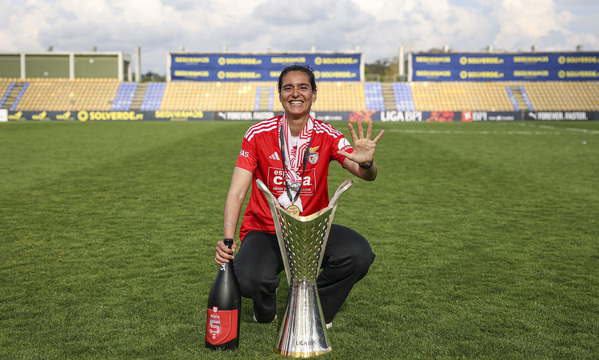 Filipa Pat&#227;o com o trof&#233;u do pentacampeonato