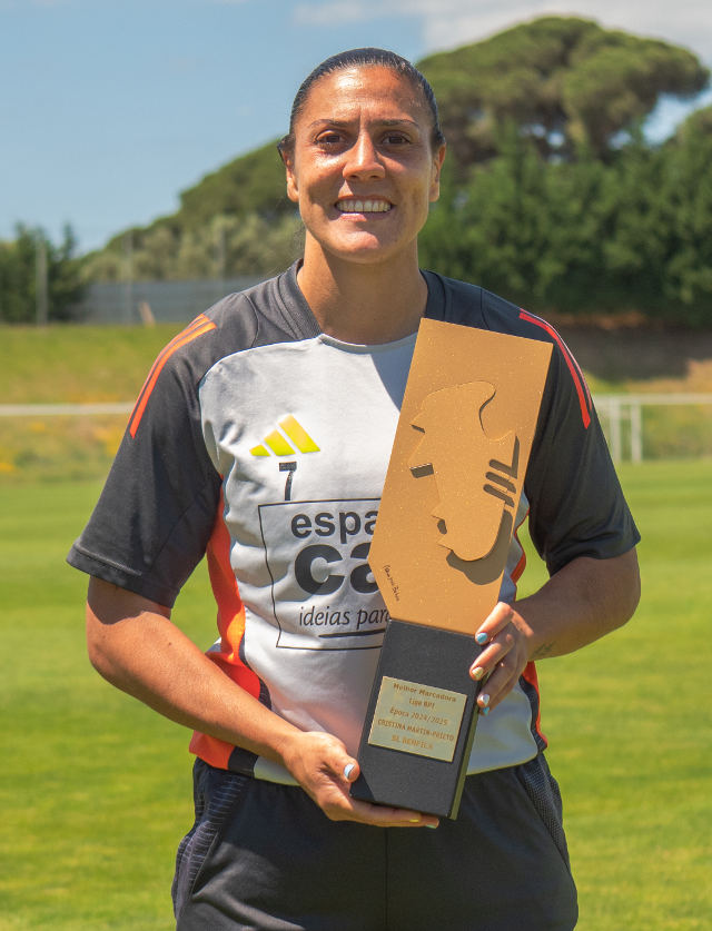 Cristina Prieto com o pr&#233;mio de Melhor Marcadora da &#233;poca 2024/25 na Liga BPI