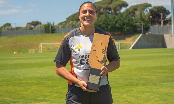 Cristina Prieto com o pr&#233;mio de Melhor Marcadora da &#233;poca 2024/25 na Liga BPI