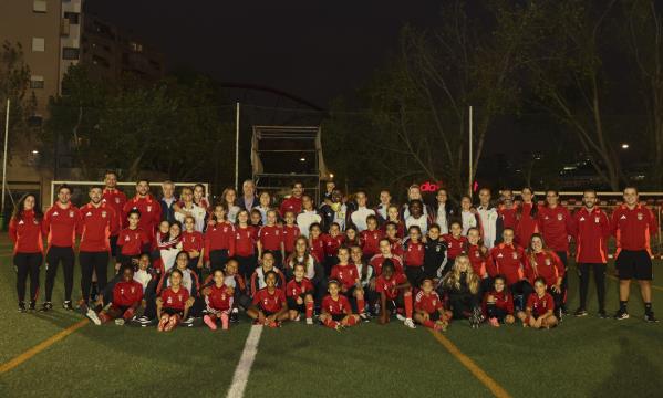 As jogadoras e o staff da equipa feminina de futebol do Benfica juntaram-se &#224;s Sub-11 e Sub-13