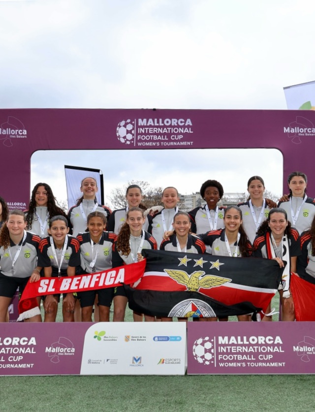 Sub-17 do Benfica celebram nova conquista internacional 