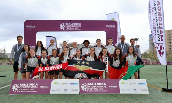 Sub-17 do Benfica celebram nova conquista internacional 