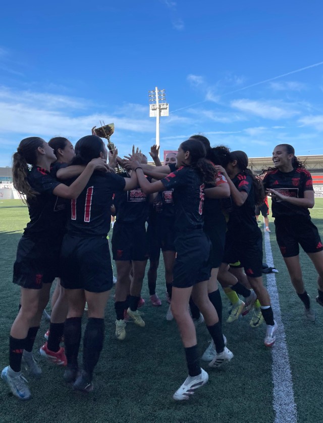 Jovens &#225;guias celebram a conquista da Loures Youth Women Cup Sub-19 ap&#243;s uma campanha 100% vitoriosa