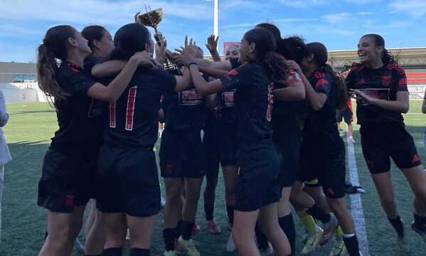 Jovens &#225;guias celebram a conquista da Loures Youth Women Cup Sub-19 ap&#243;s uma campanha 100% vitoriosa