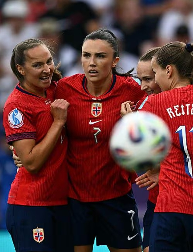 Marit Lund (&#224; esquerda) a festejar o primeiro golo da Noruega