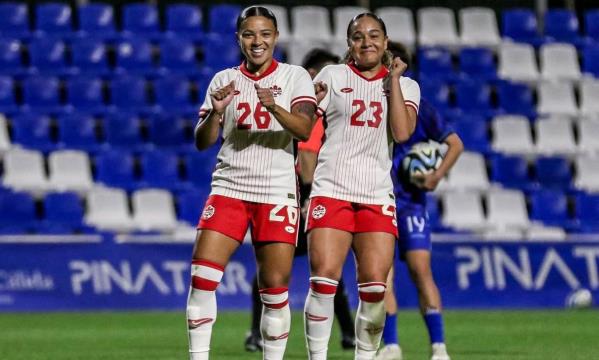 Marie Alidou, com o n.&#186; 26, a festejar mais um golo do Canad&#225;
