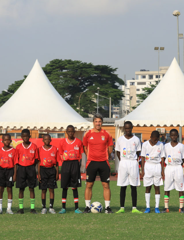 Pedro Alegria with the young athletes from C&#244;te d&#39;Ivoire