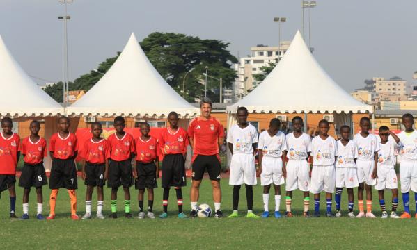 Pedro Alegria with the young athletes from C&#244;te d&#39;Ivoire