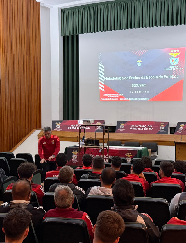 A&#231;&#227;o de forma&#231;&#227;o para as Benfica Escolas de Futebol realizada em Aveiro