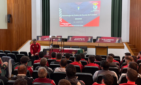 A&#231;&#227;o de forma&#231;&#227;o para as Benfica Escolas de Futebol realizada em Aveiro