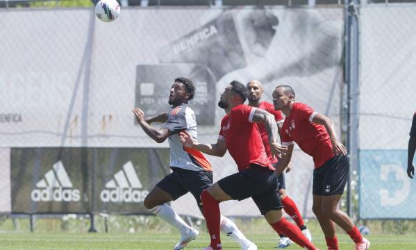 Gustavo Varela frente ao Santa Clara