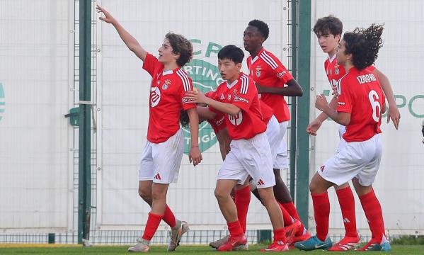Jogadores do Benfica festejam mais um golo no d&#233;rbi