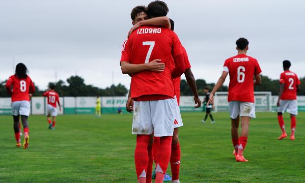 Eduardo Fernandes abra&#231;ado por um companheiro