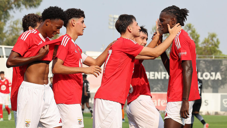 Juniores do Benfica celebram um golo