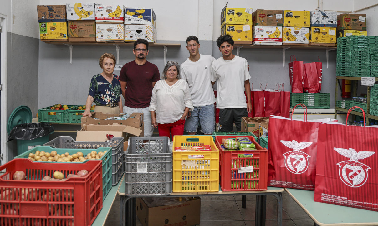 Benfica Juvenis entrega de alimentos