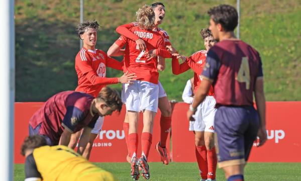 Juvenis do Benfica festejam golo de Jos&#233; Neto