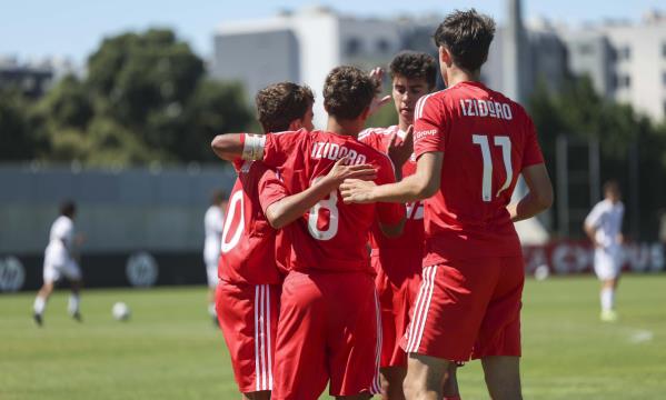Jogadores do Benfica festejam o 1-0