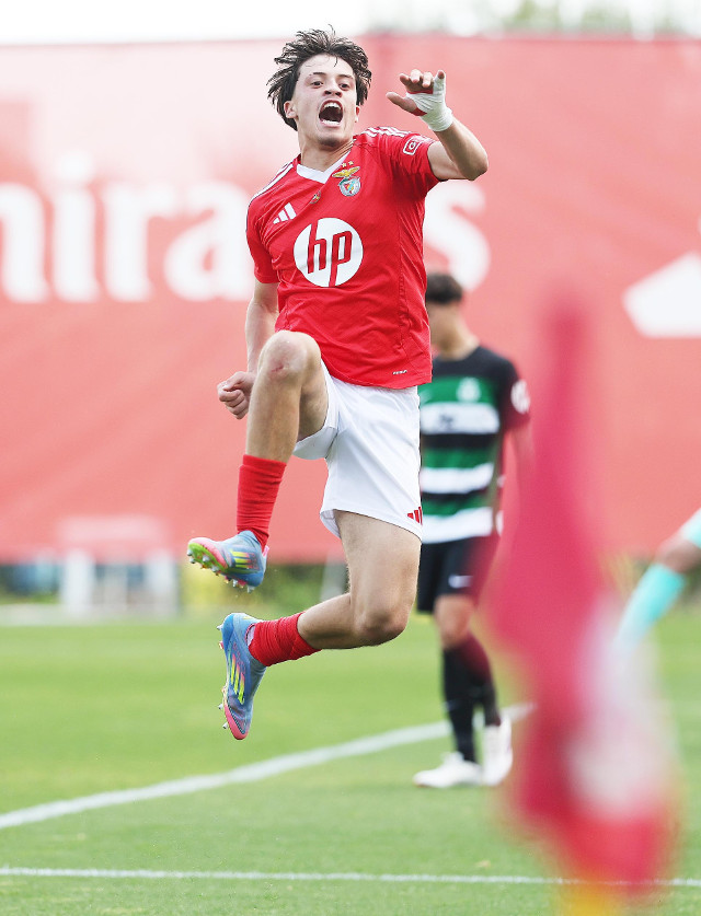 Gil Neves marcou um hat-trick
