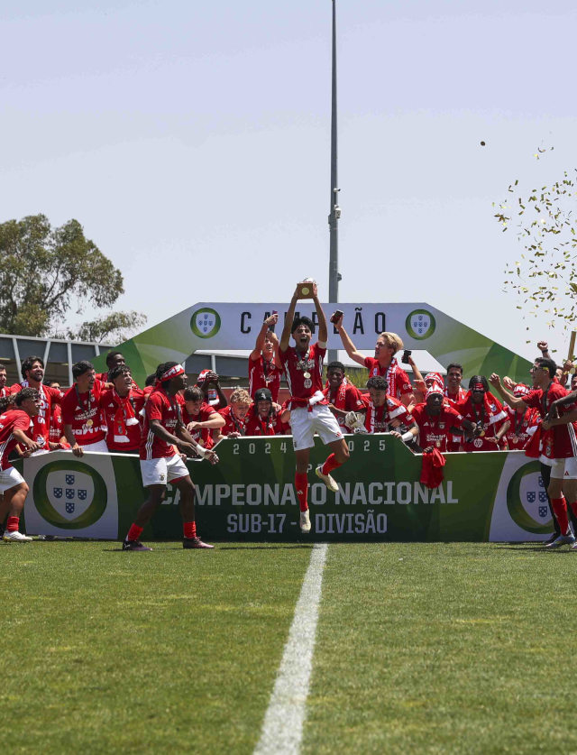 Equipa do Benfica com o trof&#233;u