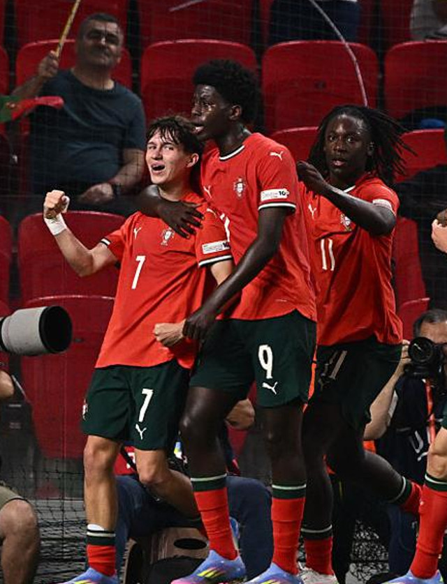 An&#237;sio Cabral, com a camisola 9, marcou e assistiu na vit&#243;ria de Portugal sobre a Fran&#231;a por 0-3