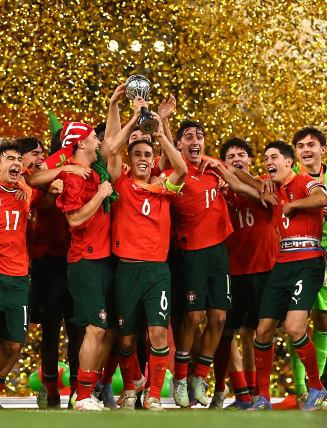 O capit&#227;o Rafael Quintas ergue o trof&#233;u do Europeu de Sub-17