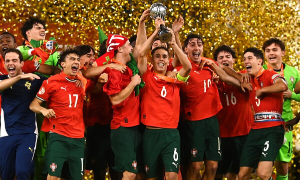 O capit&#227;o Rafael Quintas ergue o trof&#233;u do Europeu de Sub-17