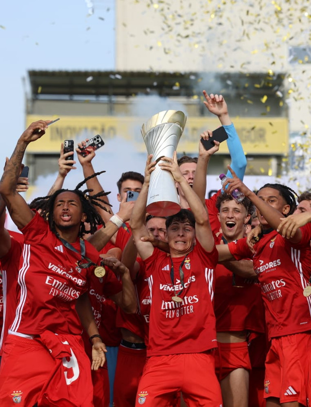 Sub-23 erguem o trof&#233;u da Ta&#231;a Revela&#231;&#227;o