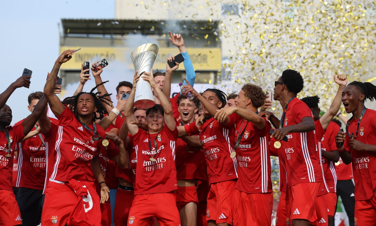 Sub-23 erguem o trof&#233;u da Ta&#231;a Revela&#231;&#227;o