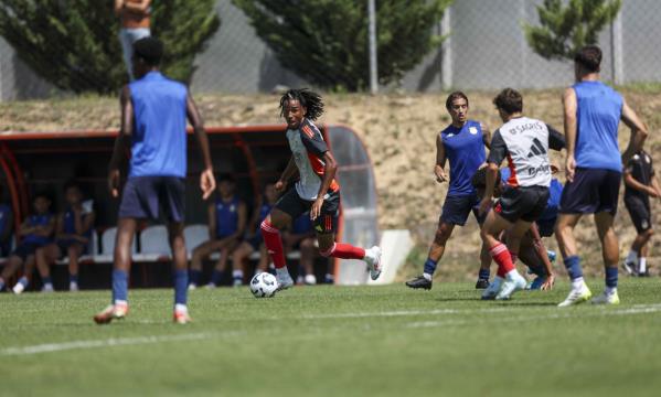 Jelani Trevisan em a&#231;&#227;o frente ao Alverca B