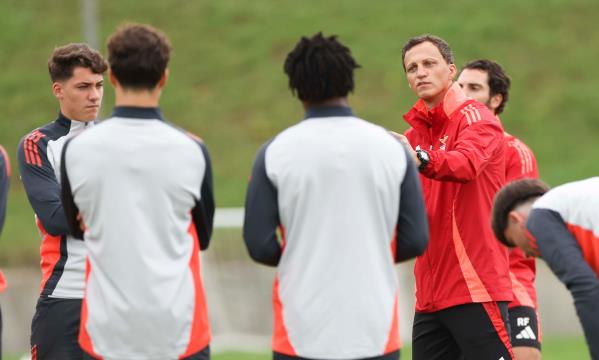 V&#237;tor Vinha a falar com o grupo