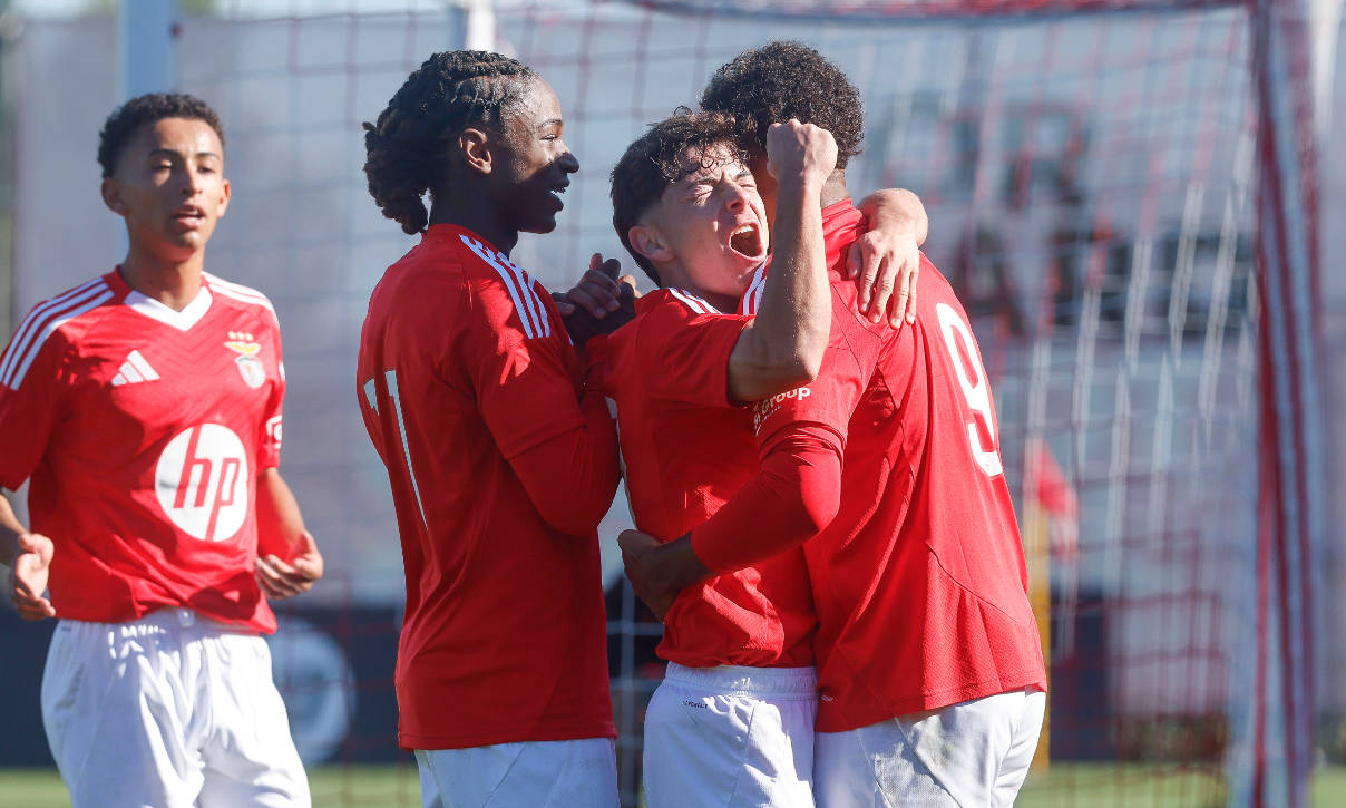 Gonçalo Moreira e festejo do golo do Benfica