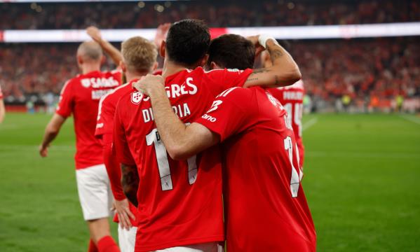 Share moments with the new shirts and win adidas prizes SL Benfica