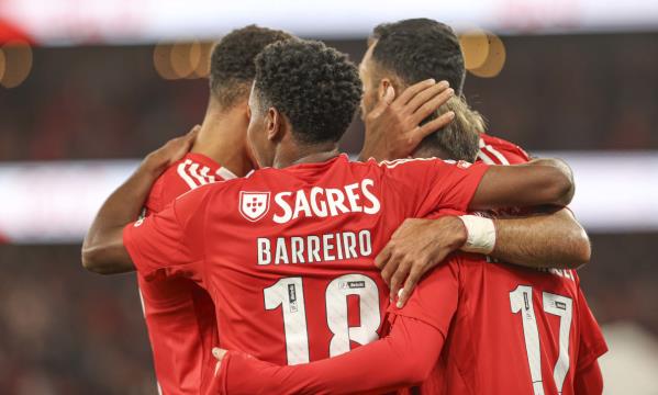Festejos do golo de Akt&#252;rkoğlu, que valeu a vit&#243;ria