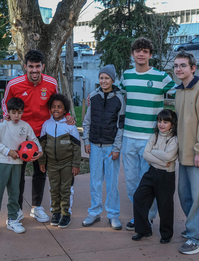 Tom&#225;s Ara&#250;jo e Eduardo Quaresma levaram alegria &#224;s crian&#231;as