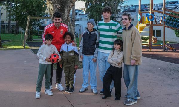 Tom&#225;s Ara&#250;jo e Eduardo Quaresma levaram alegria &#224;s crian&#231;as
