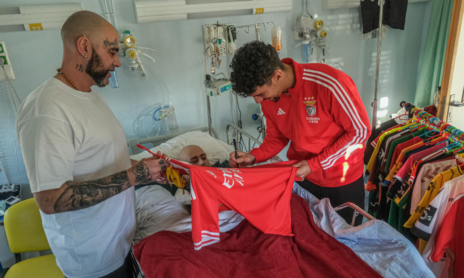 Benfica (Tomás Araújo) e Sporting (Eduardo Quaresma) juntos para levar alegria às crianças no IPO de Lisboa