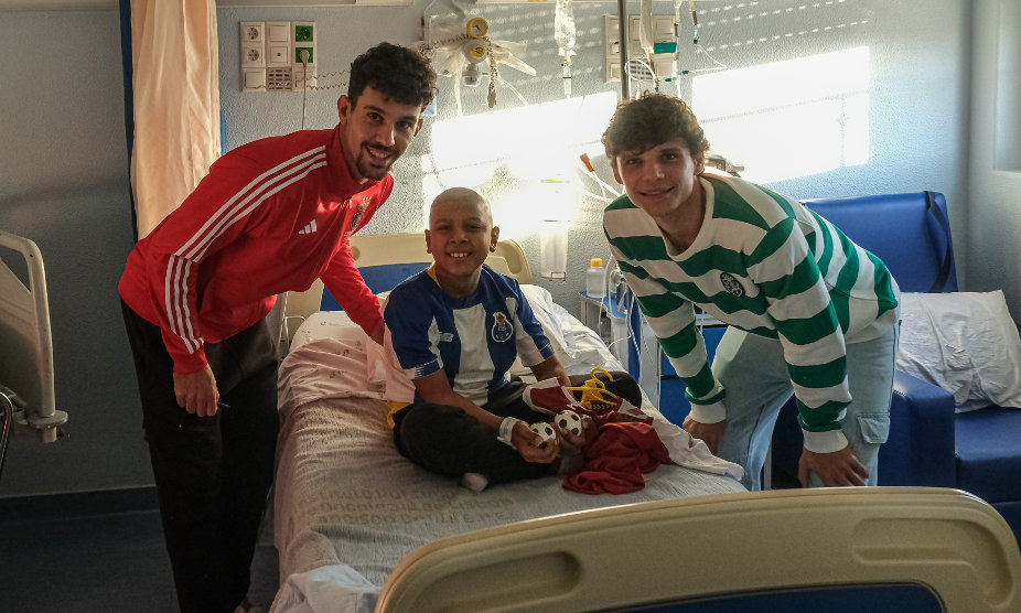 Benfica (Tomás Araújo) e Sporting (Eduardo Quaresma) juntos para levar alegria às crianças no IPO de Lisboa